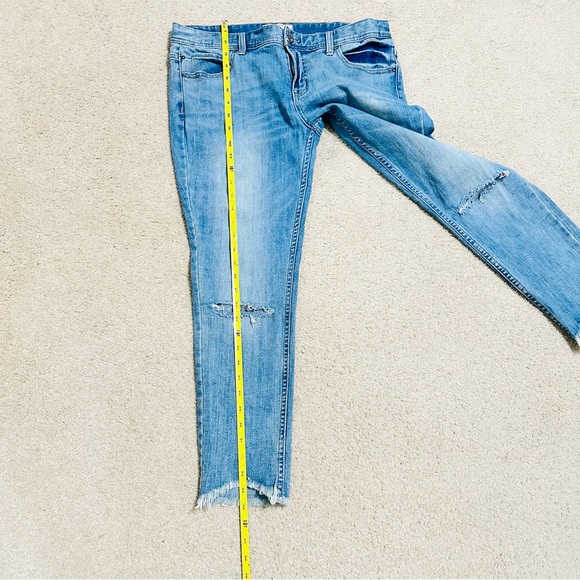Free People Distressed Skinny Jeans – Women’s Size W30, Light Wash, Raw Hem - Picture 9 of 12